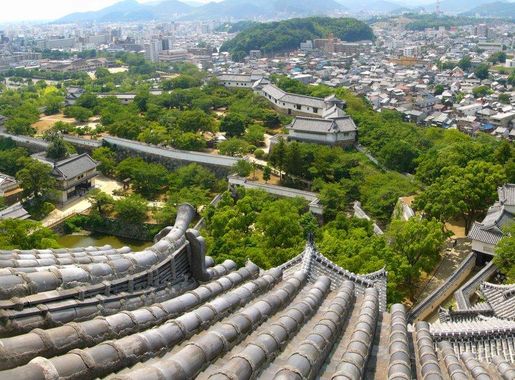 File:Himejijou castle grounds.jpg - Wikimedia Commons
