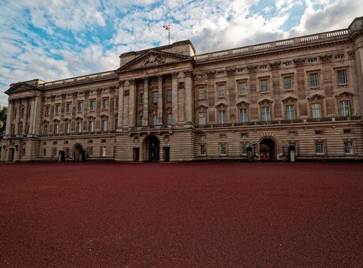 File:London - Spur Road - Panorama view on Buckingham Palace with East Front  1913 redesigned by Sir Aston Webb 03.jpg - Wikimedia Commons