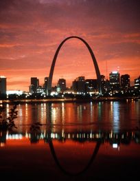 File:Gateway Arch and night skyline.jpg ...