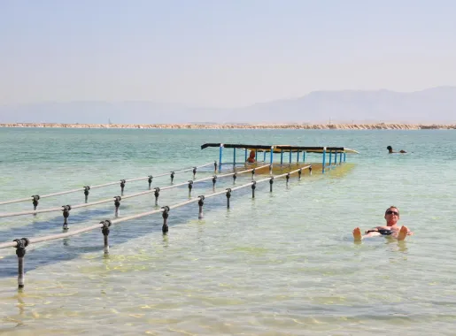 File:Effortlessly floating on the Dead Sea (11664642246).jpg - Wikimedia  Commons