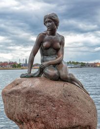 the little mermaid statue ...