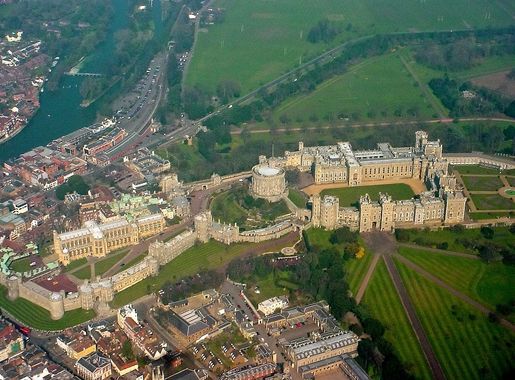 File:Windsor Castle from the air.jpg - Wikipedia