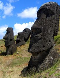 File:Moáis.jpg - Wikipedia