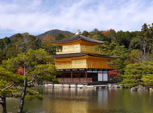 File:Kinkaku-ji the Golden Temple in Kyoto overlooking the lake - high  rez.JPG - Wikipedia