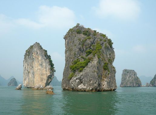File:Karst HaLongBay Vietnam (pixinn.net).jpg - Wikimedia Commons