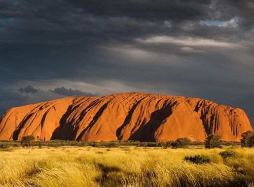 File:Uluṟu (Ayers Rock), Sunset.jpg - Wikimedia Commons