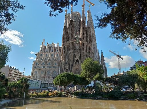 File:Sagrada Familia 8-12-21 (1).jpg - Wikimedia Commons