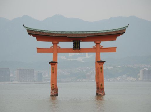 File:Floating Torii Gate Itsukushima Shrine (111096511).jpeg - Wikimedia  Commons