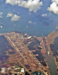 File:Gatun Locks 03 2014 Panama Canal ...
