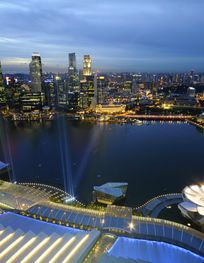 Marina Bay and the Singapore skyline ...