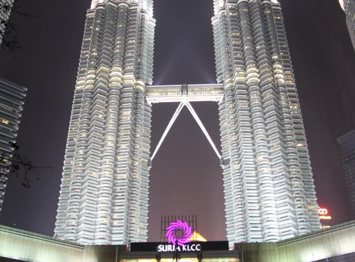 File:Kuala Lumpur-Petronas Towers-Night View.jpg - Wikimedia Commons